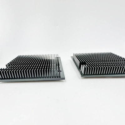 Части CNC высокой точности подвергая механической обработке чернят прорезанный алюминиевый Heatsink усилителя силы