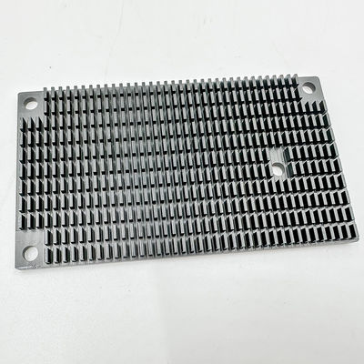 Части CNC высокой точности подвергая механической обработке чернят прорезанный алюминиевый Heatsink усилителя силы